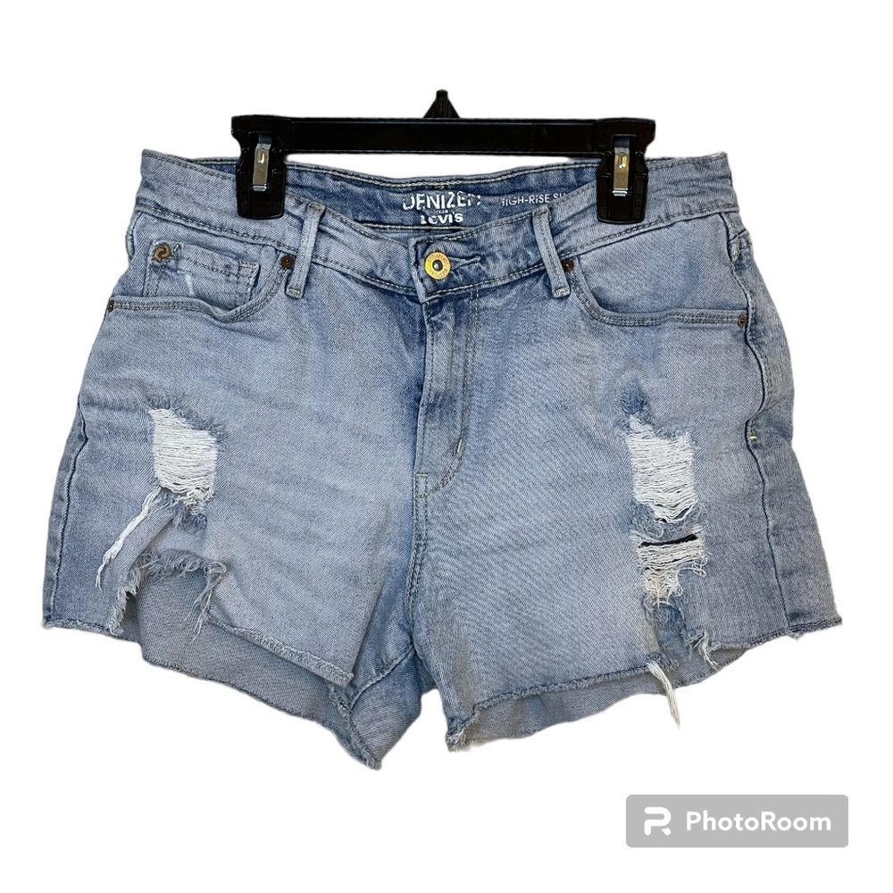 Denizen from Levi's Light Wash Distressed Jean Shorts Size 6